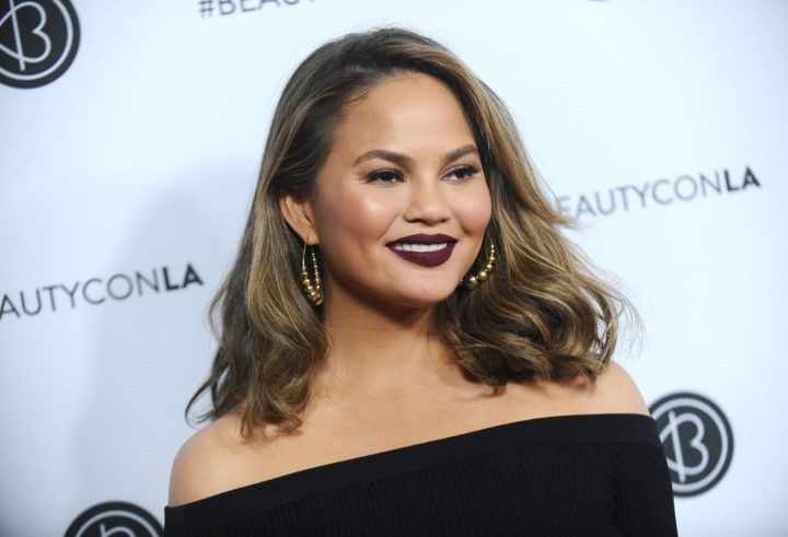Với mái tóc xoăn retro hờ hững bên vai, Chrissy Teigen đẹp dịu dàng và quý phái khi kết hợp cùng màu son ấn tượng. Với mái tóc xoăn retro hờ hững bên vai, Chrissy Teigen đẹp dịu dàng và quý phái khi kết hợp cùng màu son ấn tượng.