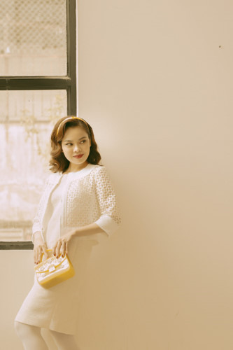 Trong bộ hình thời trang mới, Giang Hồng Ngọc biến hóa với phong cách retro, lấy cảm hứng từ thời trang thập niên 50, 60 của thế kỷ trước.