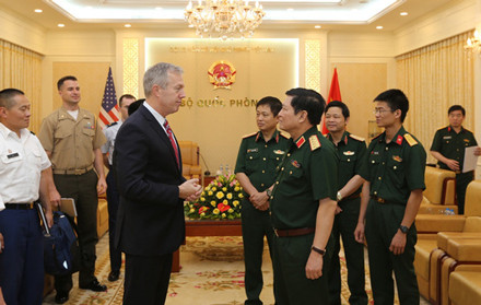 Đại tướng, Bộ trưởng Ngô Xuân Lịch tiếp Đại sứ Mỹ tại Việt Nam Ted Osius. (Ảnh: dangcongsan.vn)