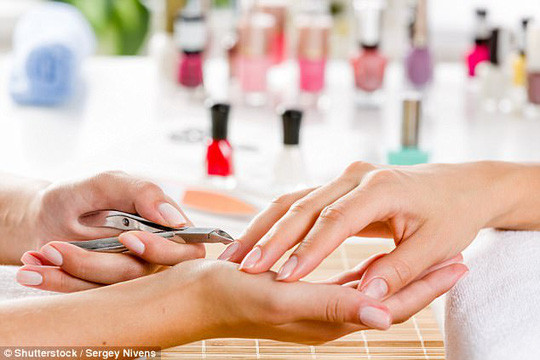 Chị em phụ nữ nên hạn chế cắt gọt lớp biểu bì ở gốc móng. Ảnh minh họa Chị em phụ nữ nên hạn chế cắt gọt lớp biểu bì ở gốc móng. Ảnh minh họa