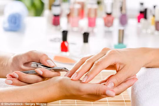 Chị em phụ nữ nên hạn chế cắt gọt lớp biểu bì ở gốc móng. Ảnh minh họa