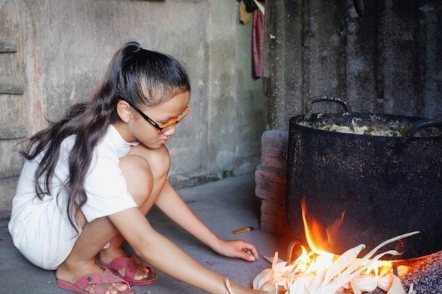 Sau mỗi giờ học, Hiền tranh thủ nhóm bếp nấu ăn giúp mẹ Sau mỗi giờ học, Hiền tranh thủ nhóm bếp nấu ăn giúp mẹ