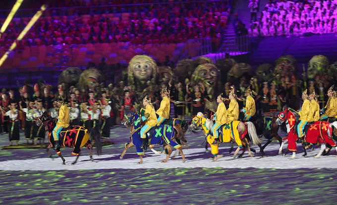 Trước lễ khai mạc khoảng một tiếng trời đổ mưa lớn. Nhưng khi chính thức khai lễ, thời tiết chuyển biến tốt. Các chương trình vì vậy vẫn diễn ra bình thường.