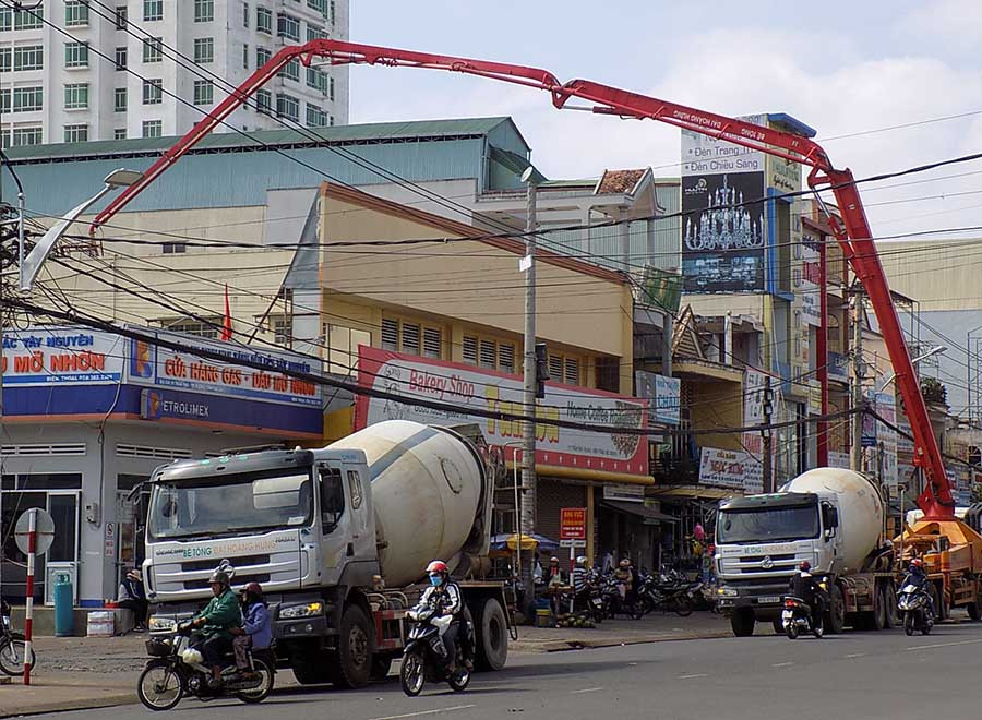  Xây dựng dân dụng tại khu vực trung tâm thành phố Pleiku. Ảnh: T.N