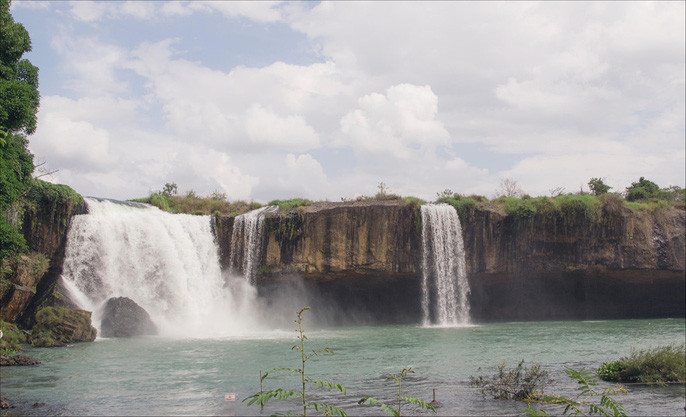 Thác Draynur cách thành phố Buôn Ma Thuột (Đắk Lắk) 25 km, là một ngọn thác hùng vĩ có chiều dài lên tới 250 m. Nước chảy từ độ cao 30 m, bọt tung trắng xóa, hơi nước bốc lên tạo ra khung cảnh vừa hùng vĩ, hoang sơ, vừa thơ mộng. Đến với ngọn thác, du khách cũng sẽ được khám phá cuộc sống chân chất, thuần phác trong các buôn làng xung quanh. Ảnh: Hoang Phuong.