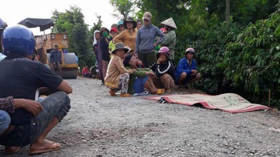 Hiện trường cháu bé 5 tuổi bị bánh xe lu cán qua tử vong Hiện trường cháu bé 5 tuổi bị bánh xe lu cán qua tử vong
