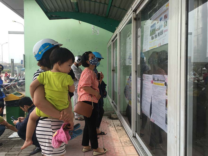 Lao động tìm việc tại phiên giao dịch việc làm