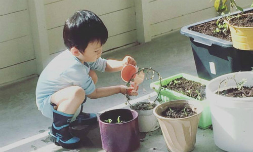 Bé Ốc, cậu con trai 27 tháng của tác giả Linh Phan, rất thích thú với các hoạt động ngoài trời. Ảnh: NVCC.