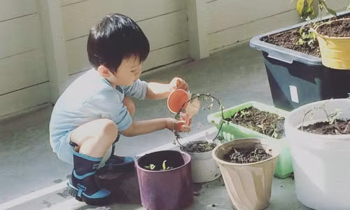 Bé Ốc, cậu con trai 27 tháng của tác giả Linh Phan, rất thích thú với các hoạt động ngoài trời. Ảnh: NVCC.