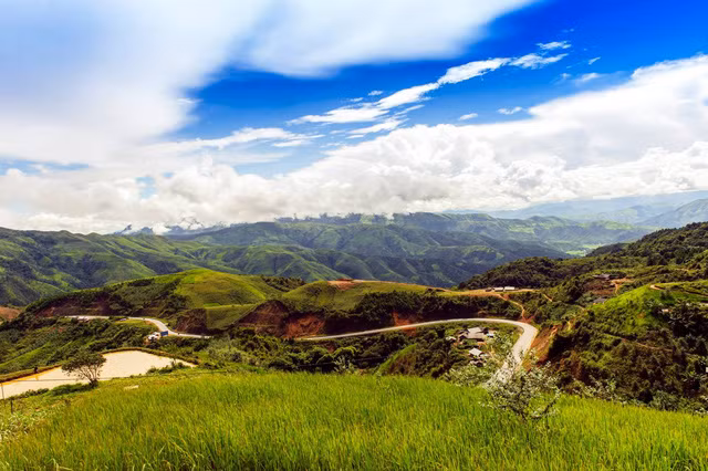 Sự hiểm trở, hùng vĩ nhưng cũng không kém phần thơ mộng của Pha Đin - Ảnh: Le Hong Ha Sự hiểm trở, hùng vĩ nhưng cũng không kém phần thơ mộng của Pha Đin - Ảnh: Le Hong Ha