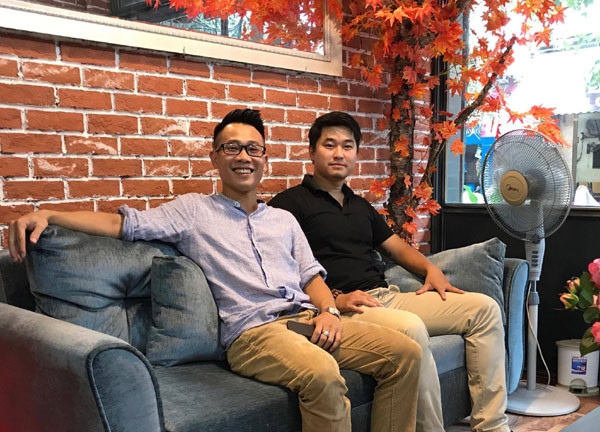 Mở dịch vụ spa đồ hiệu, anh Hải (áo đen) cùng anh Khang đã bỏ việc lương ngàn USD/tháng