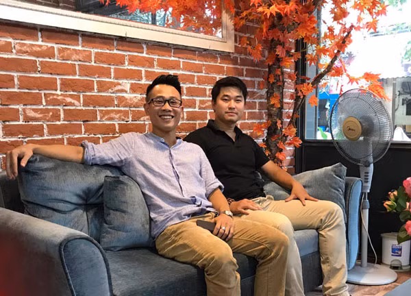 Mở dịch vụ spa đồ hiệu, anh Hải (áo đen) cùng anh Khang đã bỏ việc lương ngàn USD/tháng