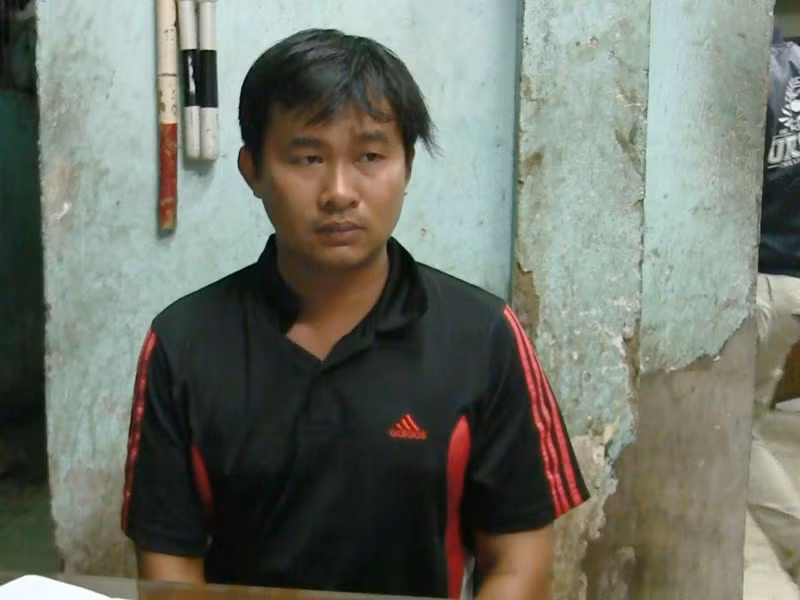 Nam thanh niên mang súng đến quán cà phê để bán thì bị lực lượng chức năng phát hiện.