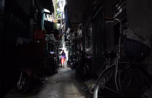 Những con hẻm chỉ vừa một xe máy qua lại, luôn thiếu ánh sáng ở Mả Lạng.