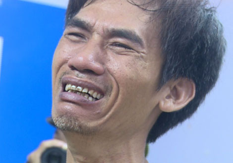 Đông khóc nức nở khi đang thực nghiệm điều tra. Đông khóc nức nở khi đang thực nghiệm điều tra.