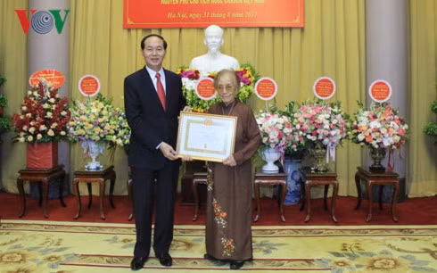 Chủ tịch nước Trần Đại Quang trao tặng huy hiệu 70 năm tuổi Đảng cho đồng chí Nguyễn Thị Bình.