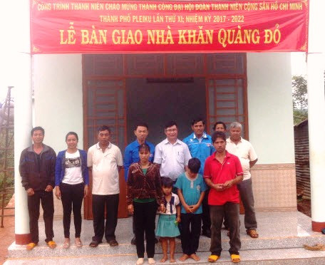 Thành đoàn Pleiku bàn giao Nhà khăn quàng đỏ cho thiếu nhi có hoàn cảnh khó khăn. Ảnh: Bảo An