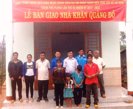 Thành đoàn Pleiku bàn giao Nhà khăn quàng đỏ cho thiếu nhi có hoàn cảnh khó khăn. Ảnh: Bảo An