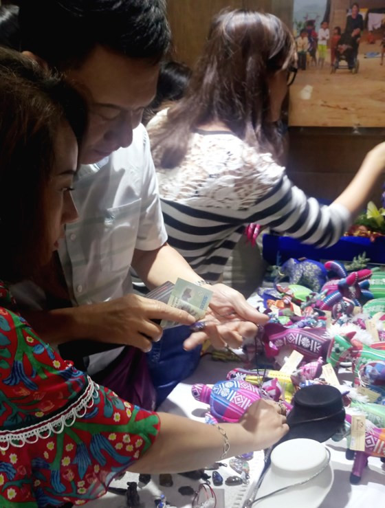 Bạn đọc xem và mua những sản phẩm do thành viên Nhà may mắn thực hiện  Bạn đọc xem và mua những sản phẩm do thành viên Nhà may mắn thực hiện