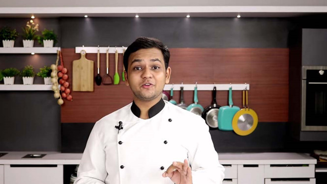Yaman Agarwal (19 tuổi) trong một video dạy nấu ăn tại kênh CookingShooking trên YouTube Yaman Agarwal (19 tuổi) trong một video dạy nấu ăn tại kênh CookingShooking trên YouTube