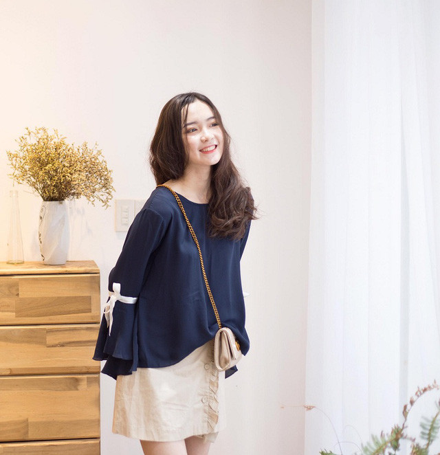 Đinh Ngọc Phi Linh hiện đang là học sinh lớp 12A10 trường THPT chuyên Đại học Vinh (Nghệ An), may mắn được phú cho chiều cao lợi thế 1m62 nên ngay từ khi ngồi trên ghế trường cấp 2, Phi Linh đã tìm được cho mình đam mê là nghề mẫu ảnh.