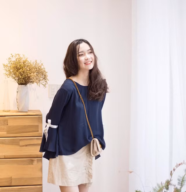 Đinh Ngọc Phi Linh hiện đang là học sinh lớp 12A10 trường THPT chuyên Đại học Vinh (Nghệ An), may mắn được phú cho chiều cao lợi thế 1m62 nên ngay từ khi ngồi trên ghế trường cấp 2, Phi Linh đã tìm được cho mình đam mê là nghề mẫu ảnh. Đinh Ngọc Phi Linh hiện đang là học sinh lớp 12A10 trường THPT chuyên Đại học Vinh (Nghệ An), may mắn được phú cho chiều cao lợi thế 1m62 nên ngay từ khi ngồi trên ghế trường cấp 2, Phi Linh đã tìm được cho mình đam mê là nghề mẫu ảnh.