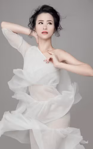 Những thành công lớn của Đông Nhi với loạt giải thưởng danh giá tại thị trường âm nhạc trong nước và cả Quốc tế như: MAMA 2015, EMA 2016... đã để lại ấn tượng mạnh cho những người tổ chức sự kiện Asia Song Festival.