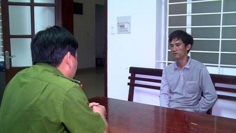 Hoàng Trọng Đông đang thú nhận tội lỗi với cán bộ điều tra. Hoàng Trọng Đông đang thú nhận tội lỗi với cán bộ điều tra.
