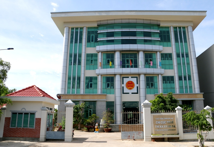 Đội ngủ cán bộ ngành Thuế thị xã đang quyết tâm hoàn thành và vượt kế hoạch đề ra trong năm 2017. Ảnh: Q.T