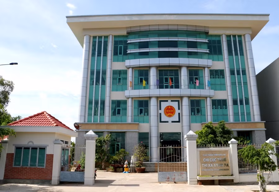 Đội ngủ cán bộ ngành Thuế thị xã đang quyết tâm hoàn thành và vượt kế hoạch đề ra trong năm 2017. Ảnh: Q.T