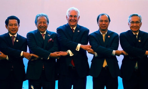 Ngoại trưởng Mỹ Rex Tillerson bắt tay các ngoại trưởng ASEAN tại một cuộc họp trong khuôn khổ Hội nghị Bộ trưởng Ngoại giao ASEAN lần thứ 50 ở thủ đô Manila, Philippines.