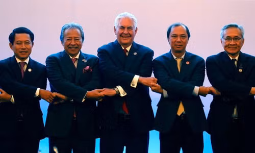 Ngoại trưởng Mỹ Rex Tillerson bắt tay các ngoại trưởng ASEAN tại một cuộc họp trong khuôn khổ Hội nghị Bộ trưởng Ngoại giao ASEAN lần thứ 50 ở thủ đô Manila, Philippines.