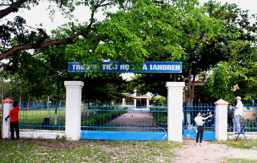 Cán bộ, giáo viên Trường Tiểu học xã Ia Dreh dọn dẹp, vệ sinh trường lớp chuẩn bị cho năm học mới. Ảnh: Q.T