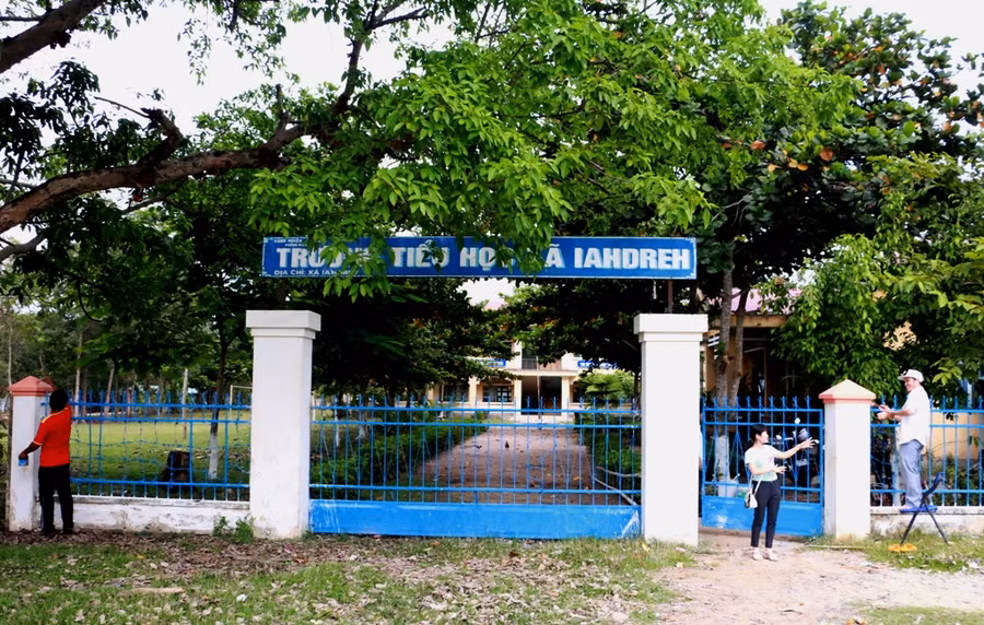 Cán bộ, giáo viên Trường Tiểu học xã Ia Dreh dọn dẹp, vệ sinh trường lớp chuẩn bị cho năm học mới. Ảnh: Q.T