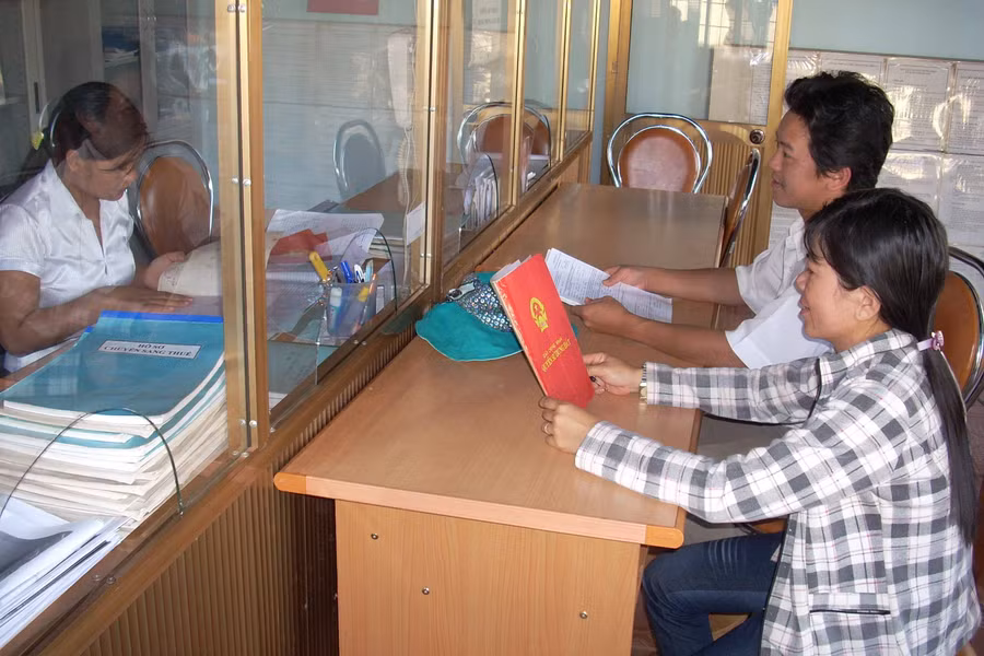 Giải quyết thủ tục hành chính về lĩnh vực đất đai cho người dân. Ảnh: T.N