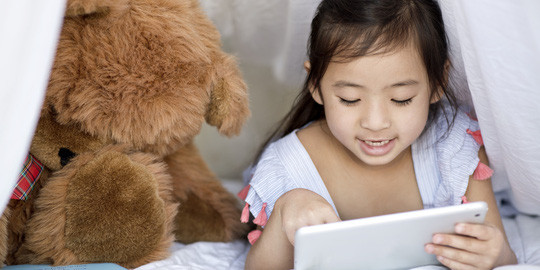 Trẻ sử dụng điện thoại thông minh thường xuyên sẽ ảnh hưởng đến sự phát triển trí tuệ