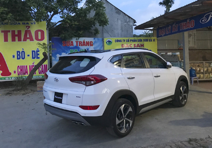 Với những chi tiết đó, có thể đây là chiếc Hyundai Tucson được trang bị động cơ Gamma 1.6L T-GDi tăng áp. Động cơ này cho công suất tối đa 177 mã lực cùng momen xoắn cực đại 260Nm. Với những chi tiết đó, có thể đây là chiếc Hyundai Tucson được trang bị động cơ Gamma 1.6L T-GDi tăng áp. Động cơ này cho công suất tối đa 177 mã lực cùng momen xoắn cực đại 260Nm.