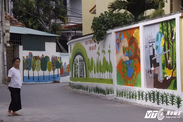 Mới đây, con đường bích họa đầu tiên tại Hà Nội đã được hoàn thành ở thôn Đông Khế (xã Đan Phượng, huyện Đan Phương, Hà Nội). Con đường bích họa này được thực hiện bởi các đoàn viên thanh niên trong xã.