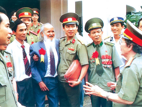Anh hùng Núp thăm Viện Bảo tàng Quân đội năm 1999. Anh hùng Núp thăm Viện Bảo tàng Quân đội năm 1999.