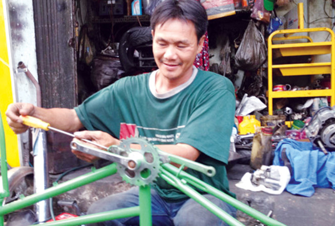 Anh Lê Văn Thái lắp ráp xe đạp cũ tặng người nghèo. Anh Lê Văn Thái lắp ráp xe đạp cũ tặng người nghèo.