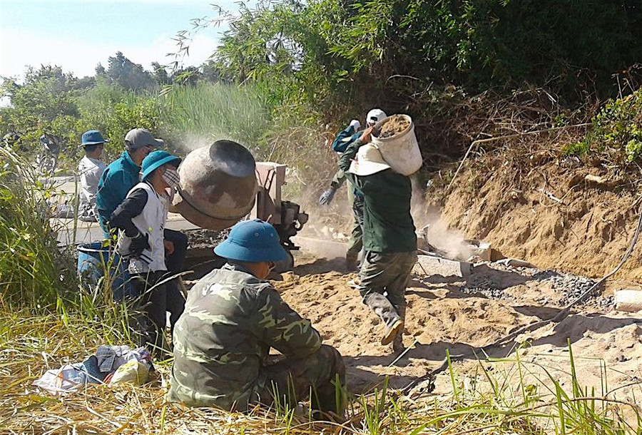 Dù còn nhiều khó khăn song nhân dân An Khê luôn đồng lòng cùng với cấp ủy, chính quyền đẩy nhanh tiến độ xây dựng nông thôn mới. Ảnh: Hồng Thi Dù vẫn còn khó khăn song cấp ủy, chính quyền và nhân dân thị xã An Khê đều quyết tâm đẩy nhanh tiến độ xây dựng nông thôn mới. Ảnh: Hồng Thi