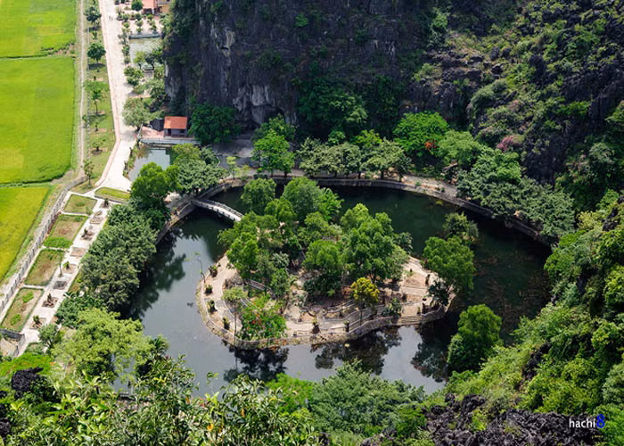 Đường lên đỉnh núi được xây dựng mô phỏng theo kiến trúc Vạn Lý Trường Thành với gần 500 bậc thang đá.