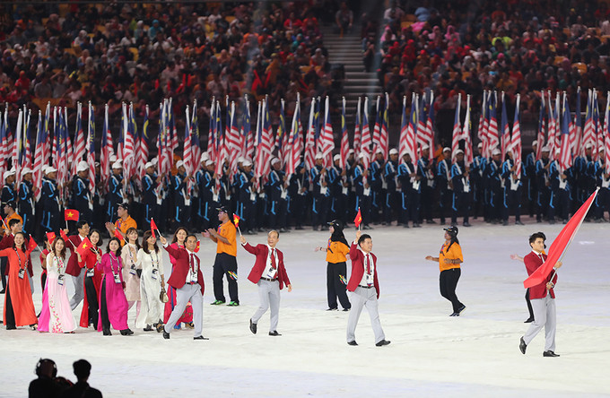 Đoàn Việt Nam diễu hành trong lễ khai mạc. Người cầm cờ là VĐV đấu kiếm Vũ Thành An.