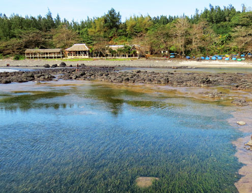 Miệng núi lửa rộng 30 m2, rạn san hô cộng sinh dày đặc trên các đảo đá trầm tích... khiến vùng biển Bình Châu (Quảng Ngãi) được ví là Di sản địa chất hiếm hoi thế giới. (Ảnh: Internet) Miệng núi lửa rộng 30 m2, rạn san hô cộng sinh dày đặc trên các đảo đá trầm tích... khiến vùng biển Bình Châu (Quảng Ngãi) được ví là Di sản địa chất hiếm hoi thế giới. (Ảnh: Internet)