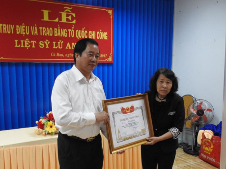 Ngày 27-7-2017, cô nhận bằng tổ quốc ghi công cho chồng, kết thúc 38 năm nhọc nhằn đòi công lý của mình. Ảnh: Trần Vũ