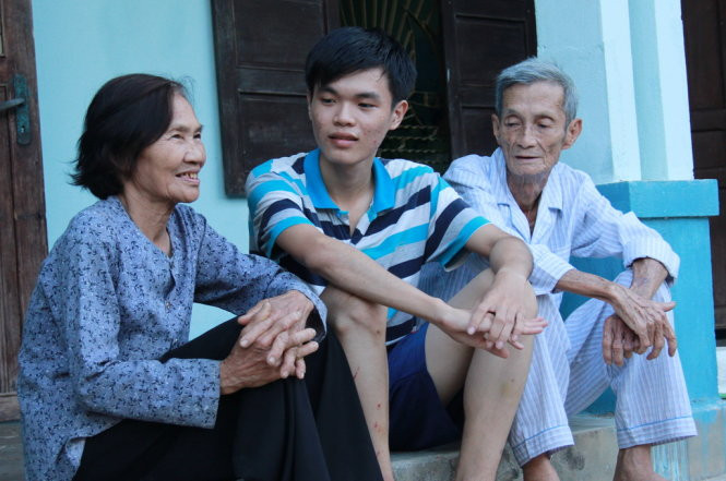  Niềm vui của ông bà ngoại với thành quả học tập của Nguyễn Hà Quang (xã Đức Tân, huyện Mộ Đức, Quảng Ngãi) sẽ trở thành tân sinh viên ngành công nghệ thông tin Trường ĐH Bách khoa (ĐHQG TP.HCM).