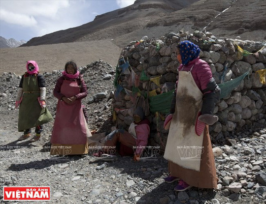 Giây phút thư giãn của những người Tạng hành hương lễ Phật quanh núi Kailash. Giây phút thư giãn của những người Tạng hành hương lễ Phật quanh núi Kailash.