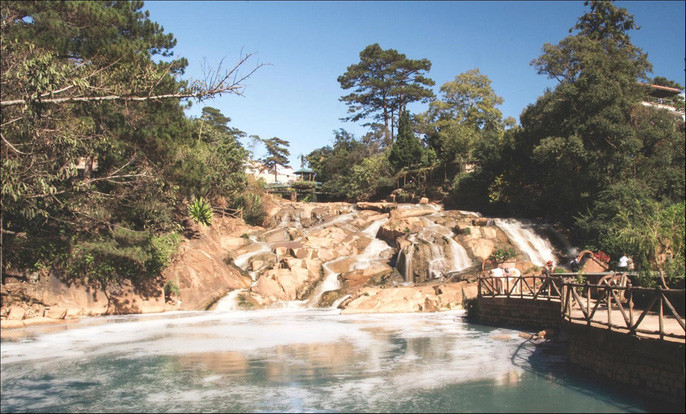 Thác Camly nằm ngay gần trung tâm thành phố Đà Lạt, thu hút nhiều khách du lịch nhờ vị trí thuận lợi. Ngọn thác chỉ cao khoảng 10 m, dòng chảy dịu dàng, từng xuất hiện trong nhiều tác phẩm văn học và là biểu tượng của thành phố sương mù. Tuy nhiên hiện nay ngọn thác đang phải đối mặt với những vấn đề nghiêm trọng về môi trường. Ảnh: Hoang Phuong.