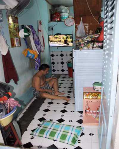 Cửa vào nhà cũng là bề ngang của căn nhà ở khu Mả Lạng.