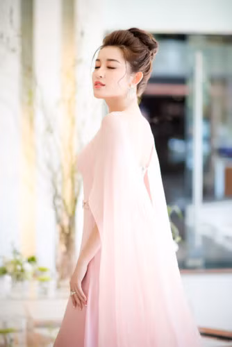 Á hậu tiết lộ cô nhận được sự hỗ trợ vô cùng nhiệt tình của các nhà thiết kế trong nước như: Lê Thanh Hoà, Joli Poli, Đỗ Long, Lâm Gia Khang, Adrian Anh Tuấn…